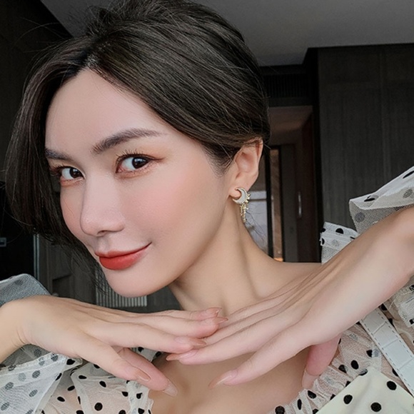 **ALYDA* Gold x Rhinestone Star Shaped Fashion Stud Earrings - Picture 6 of 6